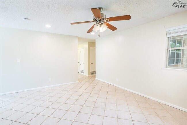 Building Photo - 10 Jo Ann Cir