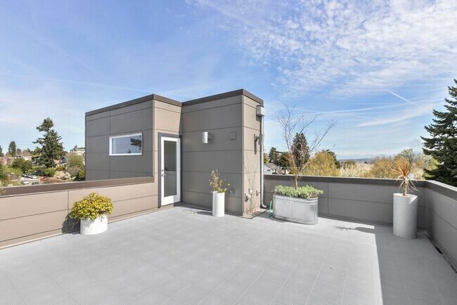 Building Photo - Stunning Modern Air-Conditioned in Coveted...