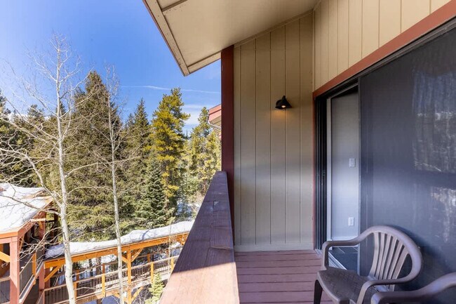 Building Photo - 815 Columbine Rd