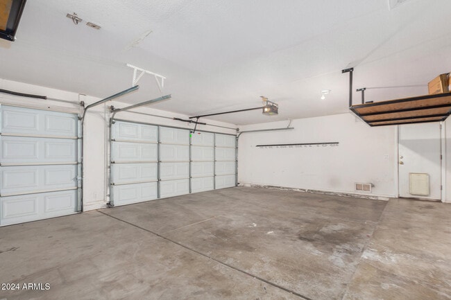 Building Photo - 8338 W Paradise Dr