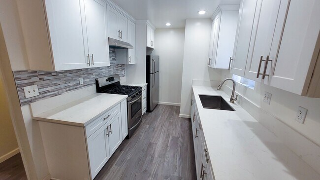 Building Photo - 6 Bedroom 3 Bath Two Story House with REMODELED Kitchen and Bathrooms Available Now!