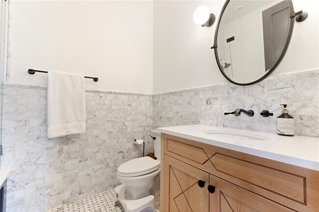 Building Photo - 319 W Frances Ave