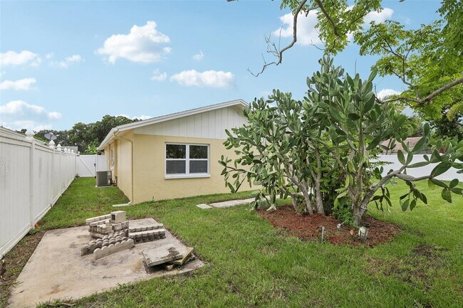 Building Photo - 7698 Cardiff Ct N