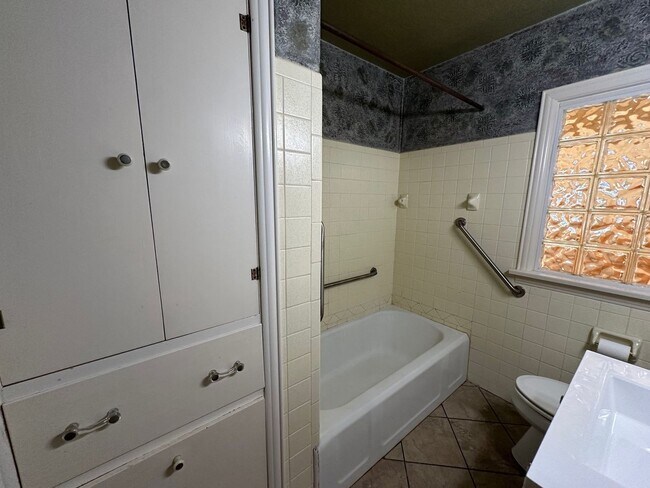 Building Photo - Cute 2/1/1