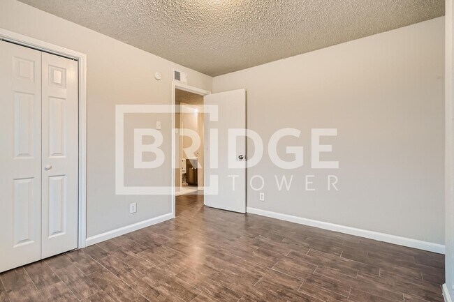 Building Photo - 806 Prairie Creek Dr