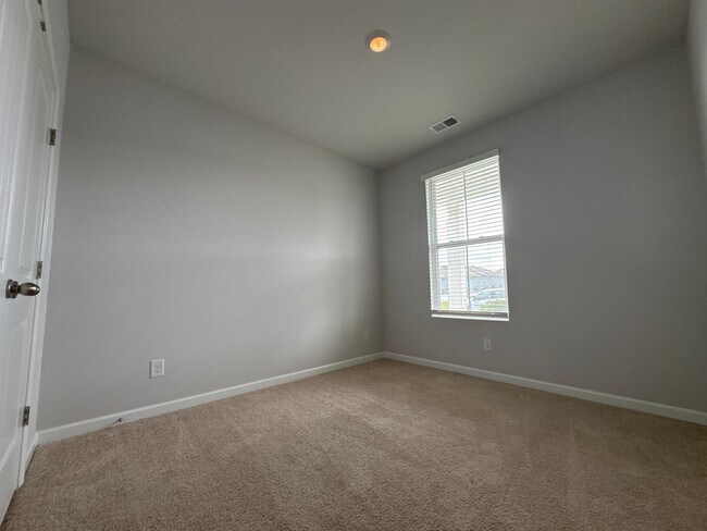 Building Photo - Beautiful 3BR/2.5BA Townhome in a Prime Lo...