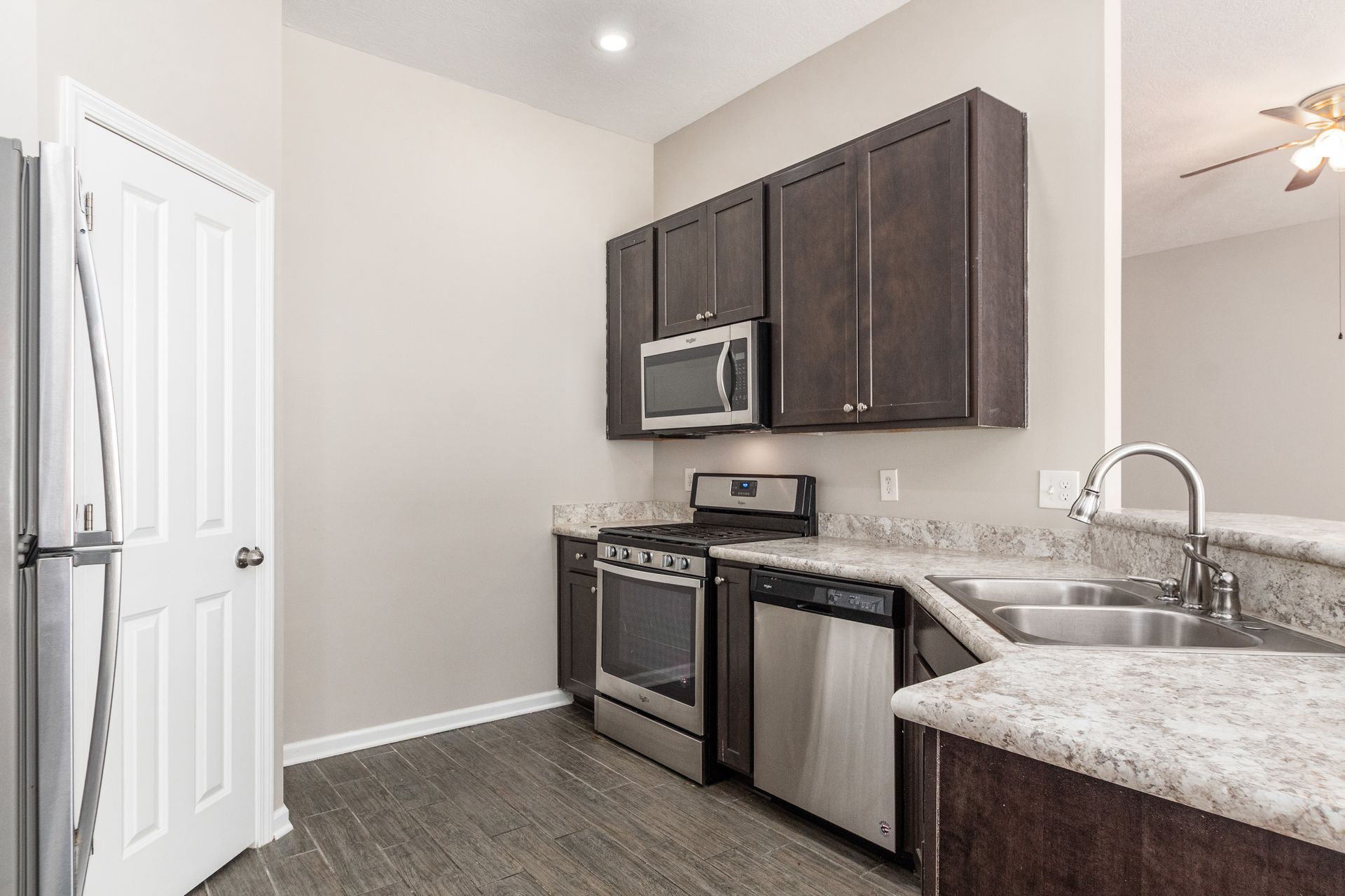 Building Photo - 560 Redwood Ln