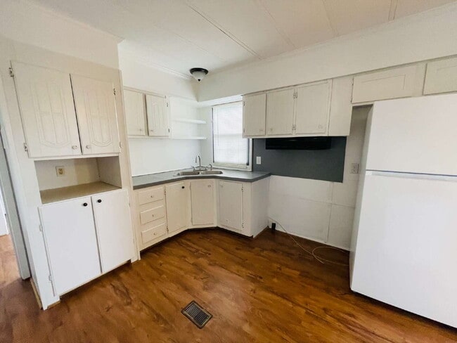 Building Photo - 3 BR, 2 BA doublewide in Pikeville school district