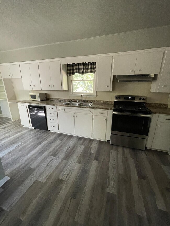 Building Photo - 935 Allen Ave