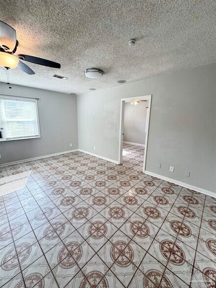 Building Photo - 802 Blue Springs Dr