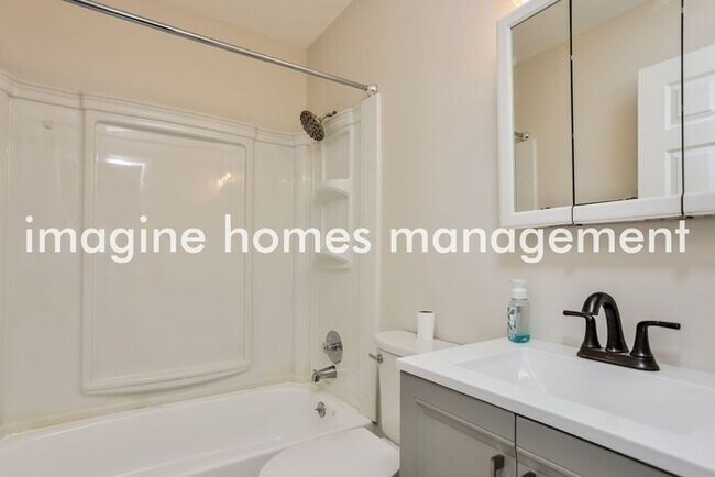 Building Photo - Lovely, renovated 3 bedroom home in Ballwin