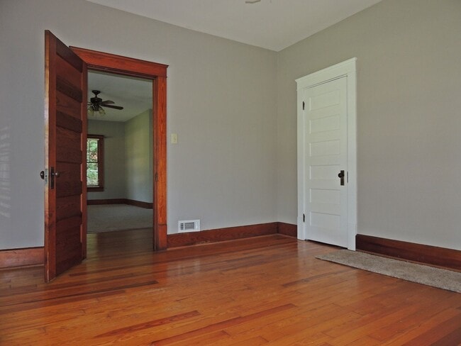 Building Photo - You need to see this beautiful home in Maryville City
