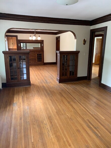 Living room with hardwood floors - 819 Laurel Ave