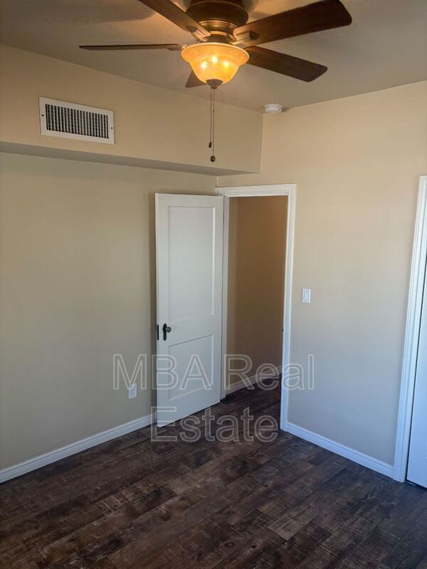 Building Photo - 1533 W Willetta St