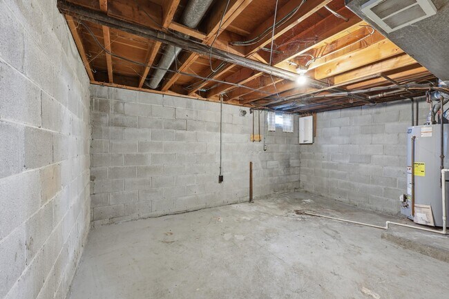 Building Photo - 1759 Lonsdale Rd