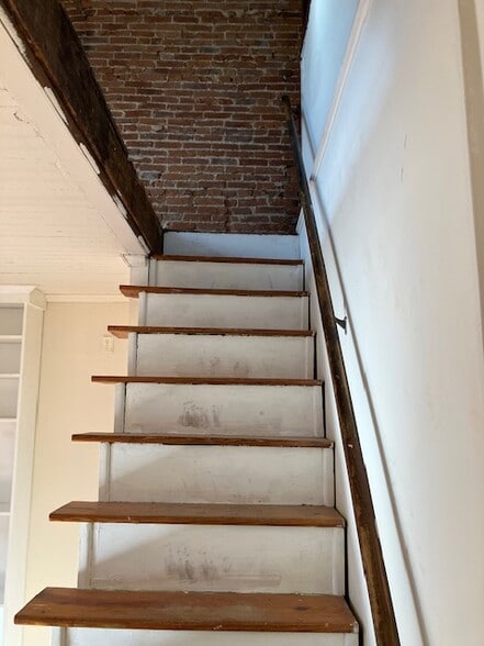 Building Photo - 414 George St