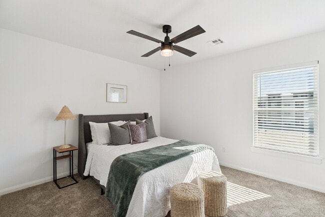 Building Photo - Fully Furnished 4 Bedroom + Bonus Room
