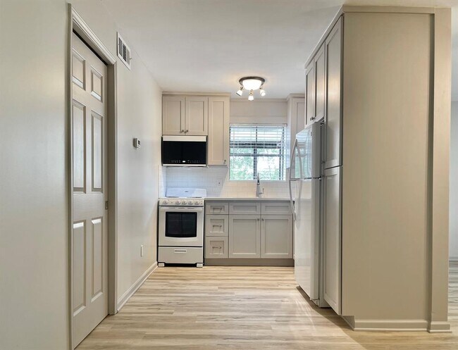 Building Photo - 1311 Antoine Dr