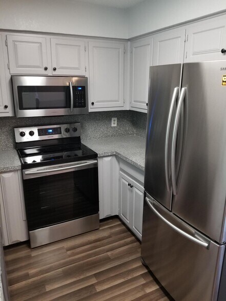 Building Photo - 2430 Lakeview Cir