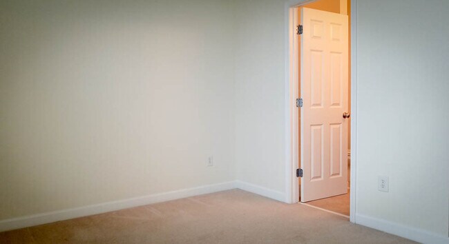 Building Photo - Steps from Shopping, Dining, & Entertainment in The Market Common