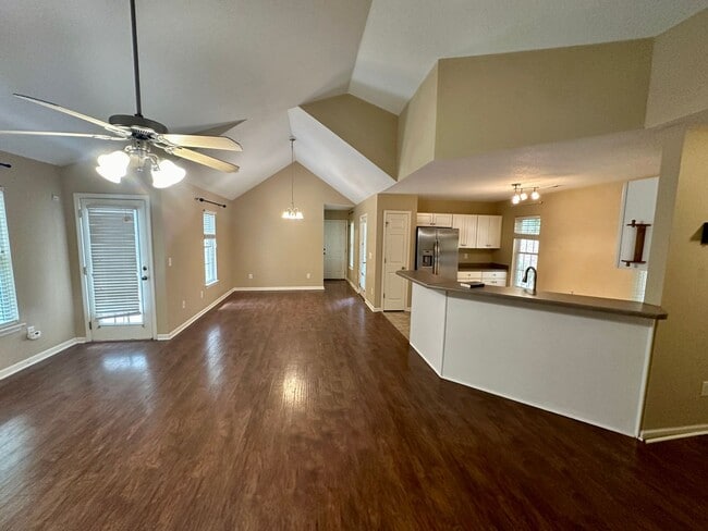 Primary Photo - Charming 3 Bedroom Home - Fenced In Back Yard