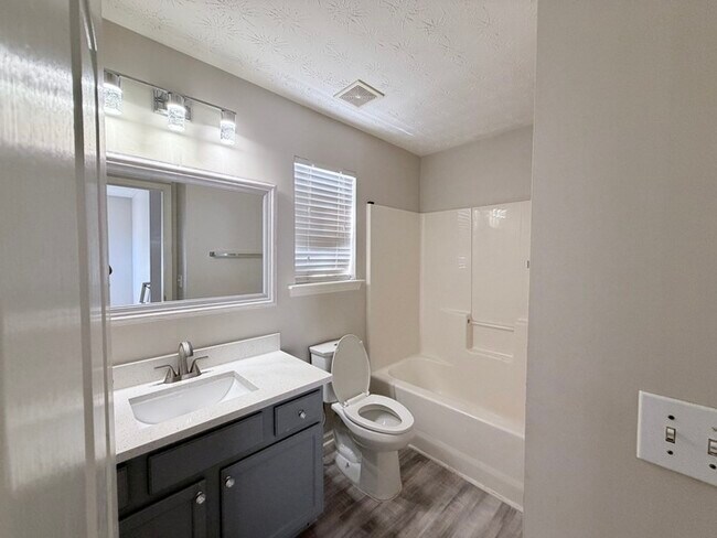Building Photo - House 4 Beds 3 Baths
