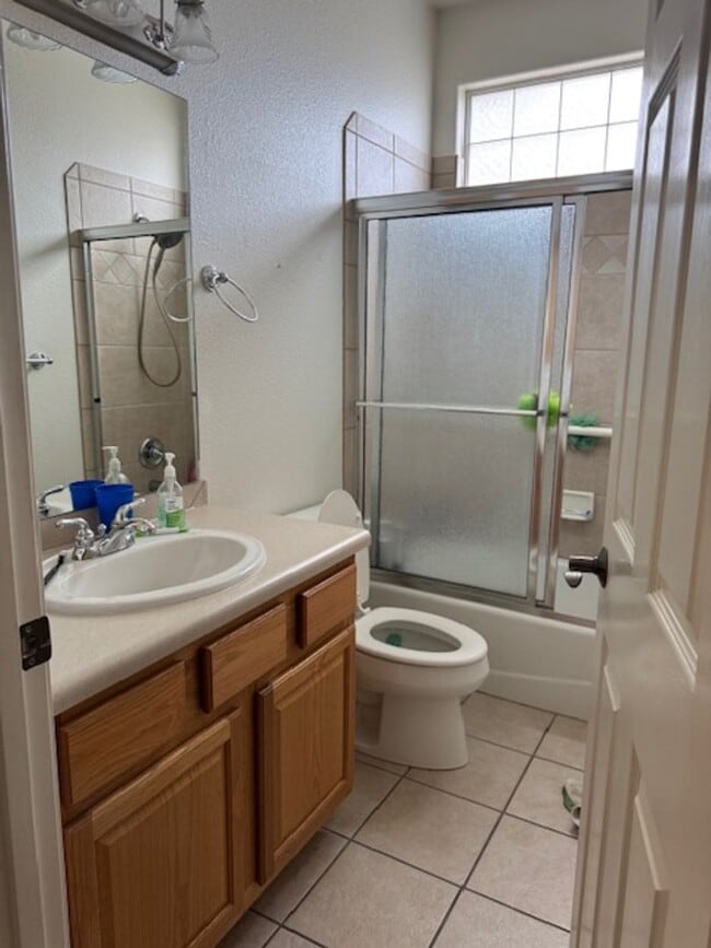 Building Photo - Bright & Spacious 2-Bed Townhome in great neighborhood with attached 2-car Garage!