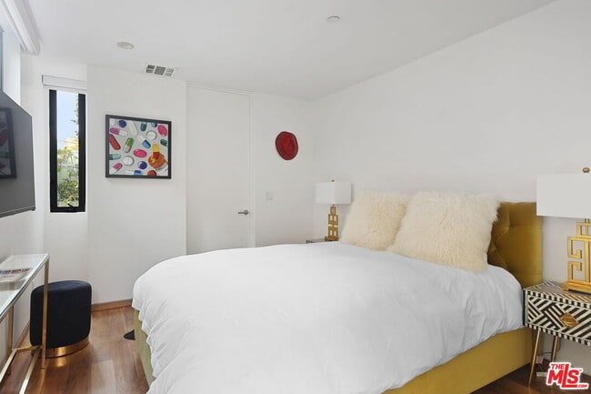 Building Photo - 7 Vicente Ter