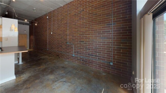 Building Photo - 626 N Graham St