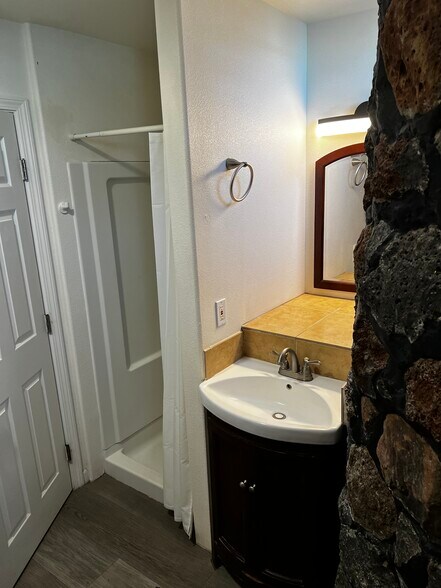 bathroom - 2142 Damon St