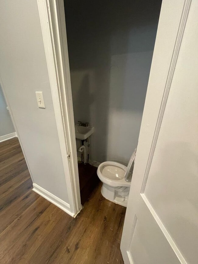 Building Photo - 3840 Dolfield Ave