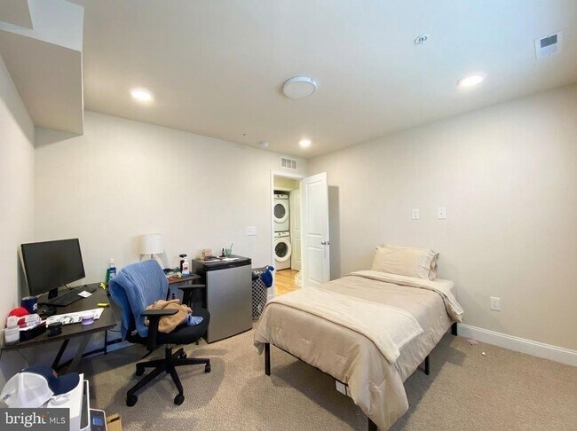 Building Photo - 1950 N Gratz St