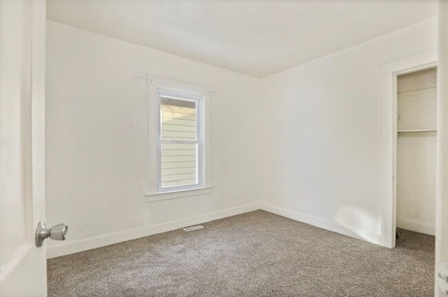 Building Photo - For Rent – Updated 2 Bedroom, 1 Bath Home