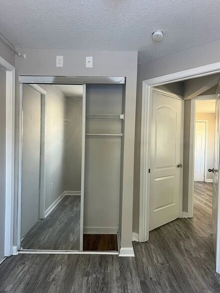 Building Photo - 706 Mitchell Dr