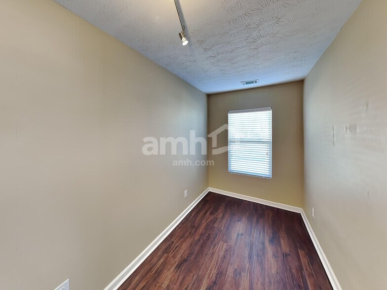 Building Photo - 1642 Zurich Dr