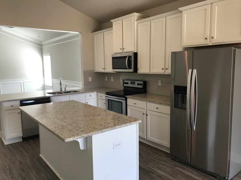 Building Photo - 8215 NW Stone Mill Dr