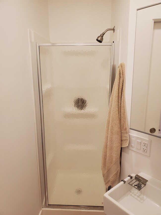 frt small bath 2 - 4614 Chester Ave