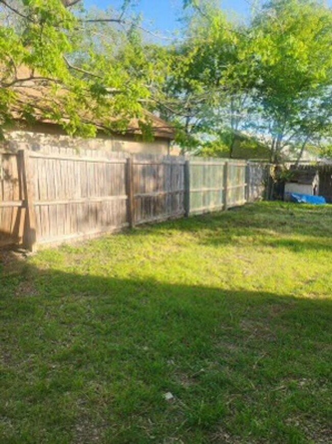 Building Photo - 3702 Daniels Dr