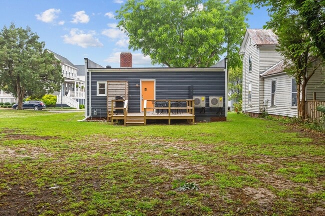 Building Photo - Modern Furnished Cottage Located Downtown!