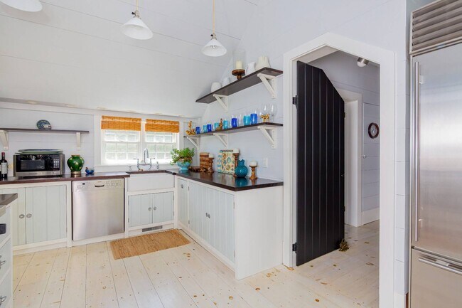 Building Photo - 156 Georgica Rd