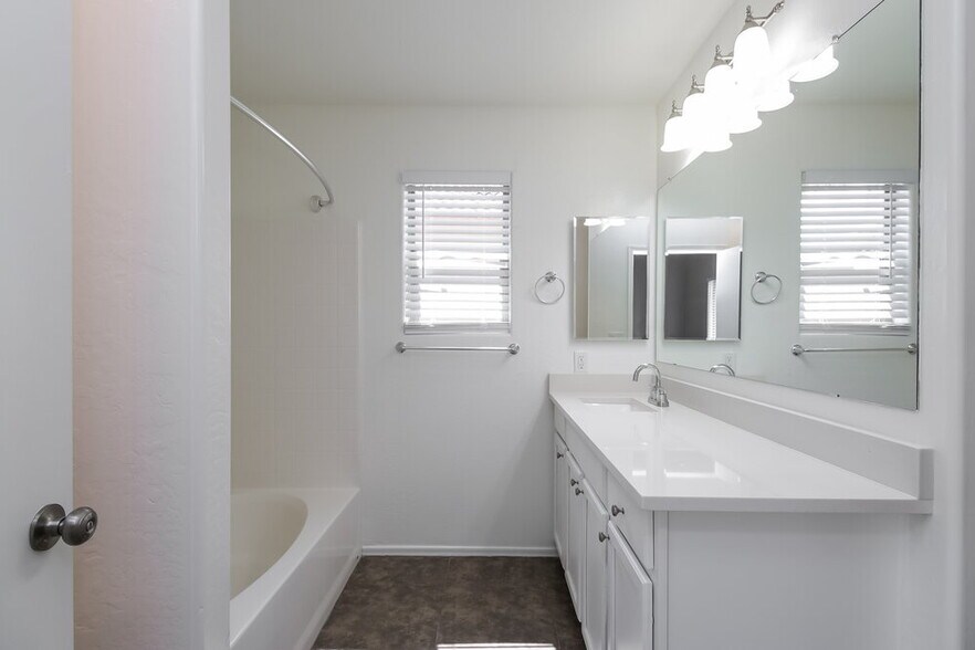 Building Photo - 5727 S 17th Ave