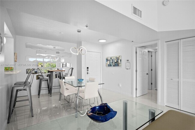 Building Photo - 529 E Sheridan St