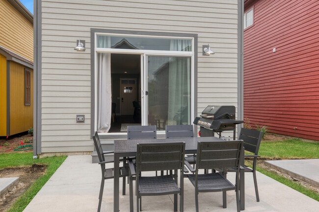 Building Photo - 100 Great Loop E Dr