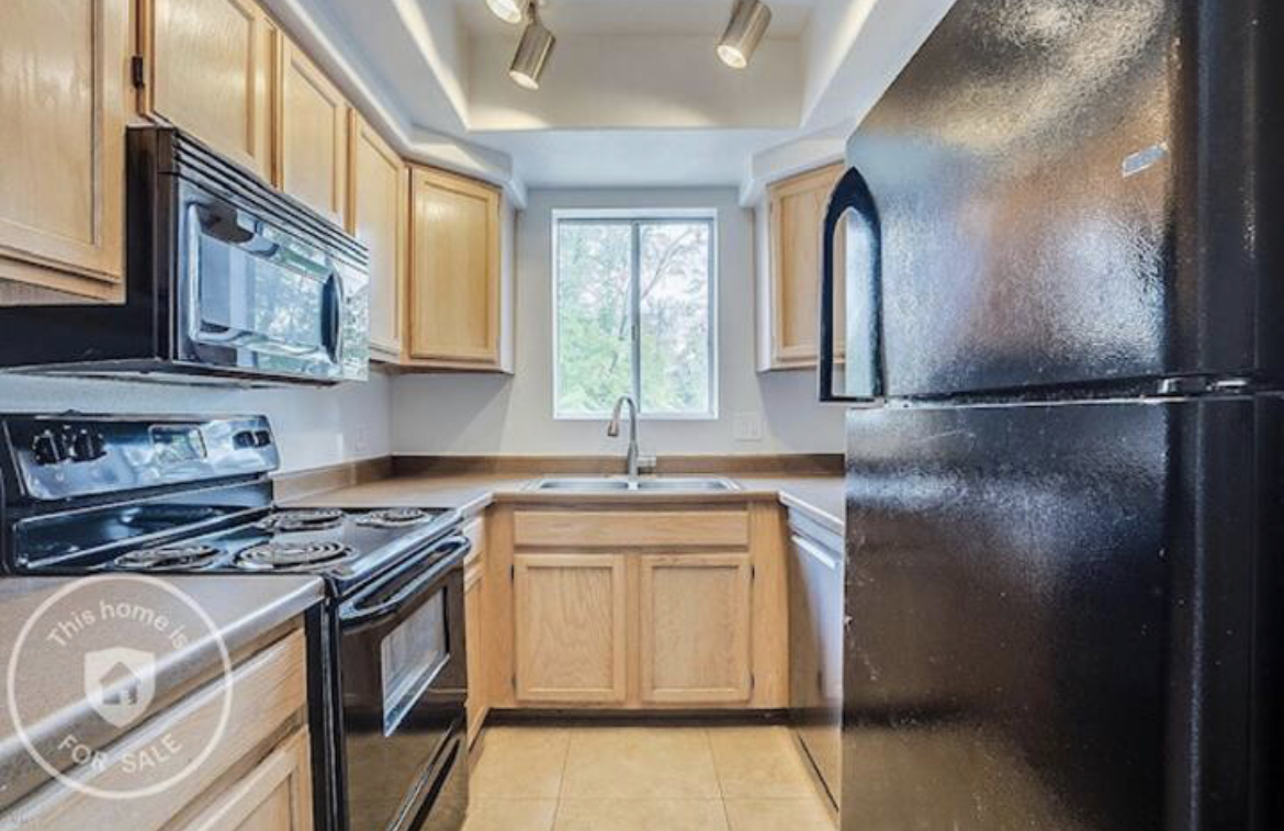 Fully equipped kitchen, place settings for six - 1825 W Ray Rd