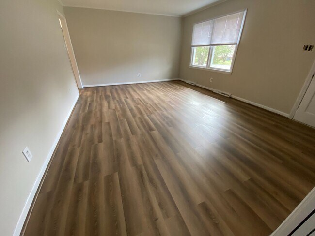 Building Photo - Coming Available July 2025 – Spacious 3BR/...