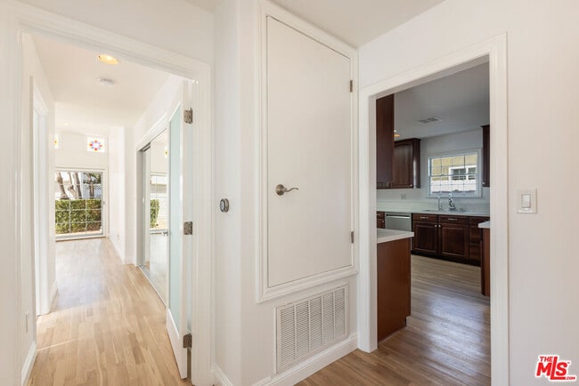 Building Photo - 1557 N Stanley Ave