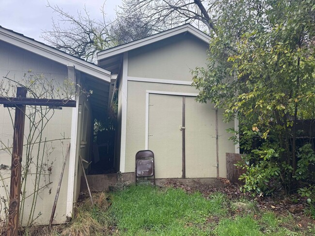 Building Photo - Cozy Downtown home with Fenced backyard