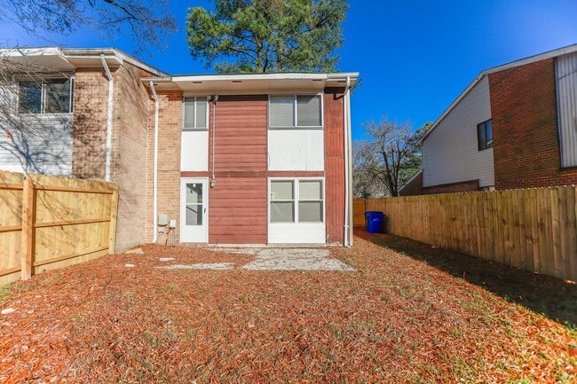 Building Photo - Spacious Townhome Updated Throughout!