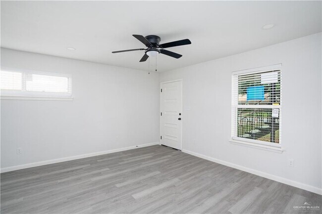 Building Photo - 1107 Shasta Ave W