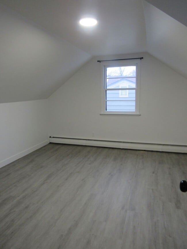 Building Photo - Updated 4 Bedroom Home! Heat Paid!